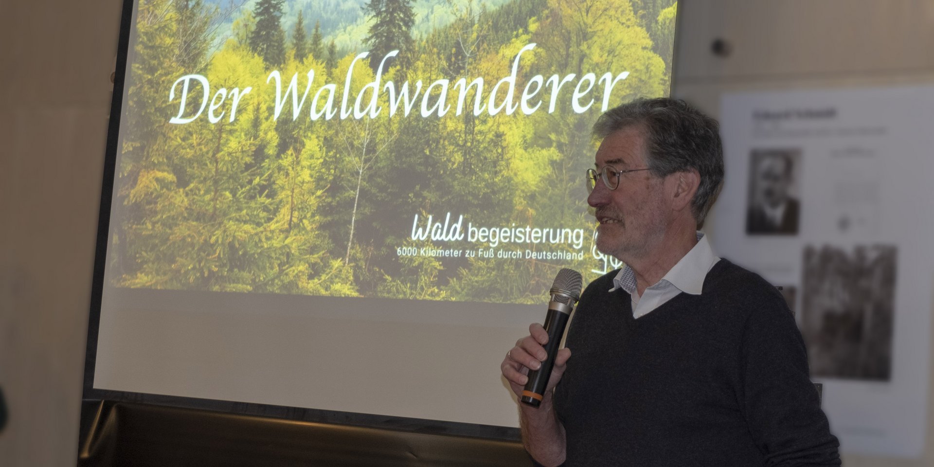 Georg Rausch, der Vorsitzende der IUHAS, begrüßt die Gäste