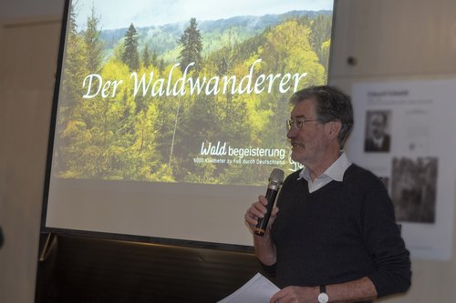 Georg Rausch, der Vorsitzende der IUHAS, begrüßt die Gäste